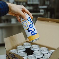 Experimentální pivovar Proud přechází od nevratných lahví k plechovkám