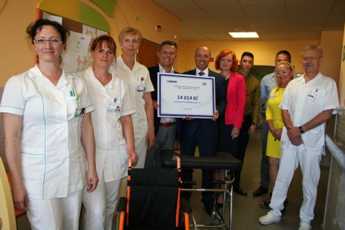 Foto: Fakultní nemocnice převzala výtěžek z rokycanského charitativního běhu 