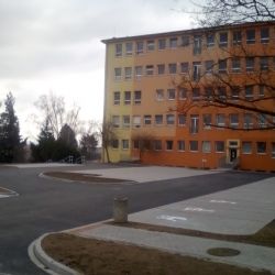 Fakultní nemocnice přidala v areálu na Borech parkovací místa