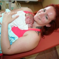 Fakultní nemocnice v Plzni má další klokánkovací křesla pro maminky