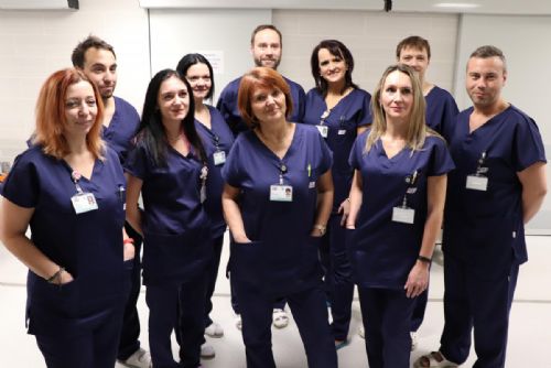 Foto: Fakultní nemocnice v Plzni mění uniformy zaměstnanců