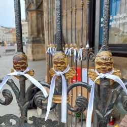 Festival Jeden svět oblékl plzeňské andělíčky