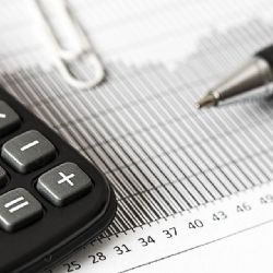 Finanční úřady prodlužují úřední hodiny, termín pro daňové přiznání se blíží