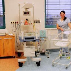 Masáže, bylinky. FN Plzeň nabízí maminkám nový přístup k porodu