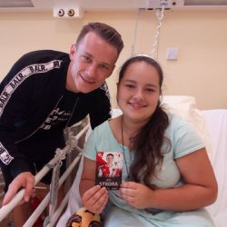 Fotbalový reprezentant Sýkora předal v Klatovech modré světlo