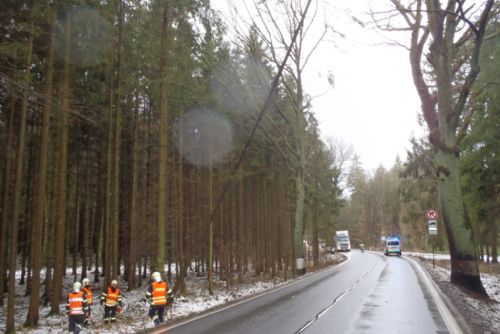 Foto: Hasiči v kraji vyjížděli k sedmdesátce popadaných stromů a utržených plechů