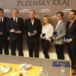Hejtman předal šestici hrdinů Cenu za záchranu života 