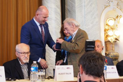 Hejtman předal veteránům ocenění - stříbrnou hvězdu