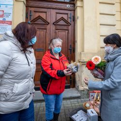 Hejtmanka Plzeňského kraje dovezla matkám s dětmi mikulášskou nadílku