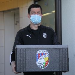 Hráči Viktorky rozváží obědy plzeňským strážníkům