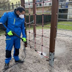 Hřiště u mateřinek v Plzni čistí horká voda