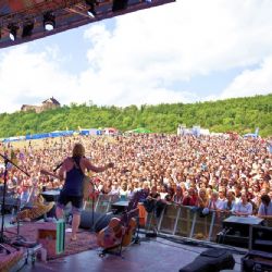 Hudební festival Hrady CZ startuje tento pátek a sobotu na Točníku s kapelami Rybičky 48, Chinaski či Tomášem Klusem