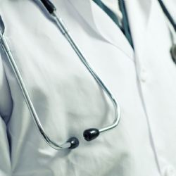 I na statisícové příspěvky lákají lékaře nebo sestry nemocnice v kraji