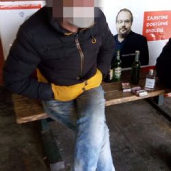  I přes zákaz konzumovali alkohol na veřejnosti. Vykřikovali, že zapíjejí žal