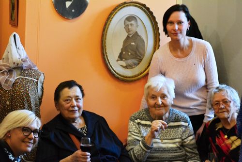 Jak lze naskládat celoživotní vzpomínky do kufříku? Ukazují senioři v Dobřanech 