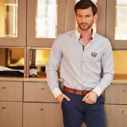 Jak stylizovat pánské košile do outfitu na sváteční příležitosti? Naučte se nejdůležitější tipy stylistů