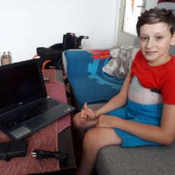Jakub se raduje z nového notebooku, který mu pomůže při studiu