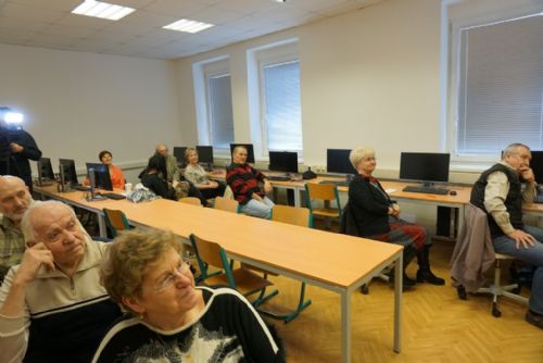 Foto: Jarní počítačové kurzy pro seniory jsou zahájeny