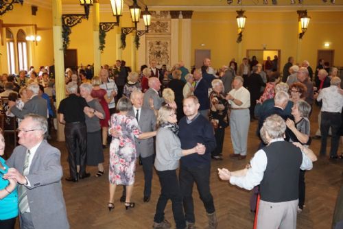 Obrázek - Jarní společenská událost pro seniory - tradiční taneční vínek