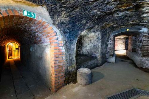 Foto: Jarní tip na zážitek: Prohlídky plzeňského podzemí za svitu baterek