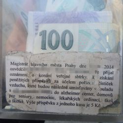 Je tu čas předvánočních sbírek. Jak podle strážníků poznat ty správné?