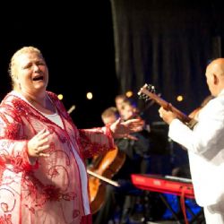 Jeden svět jde do finále, čtvrteční tečku obstará gypsy music a rap 