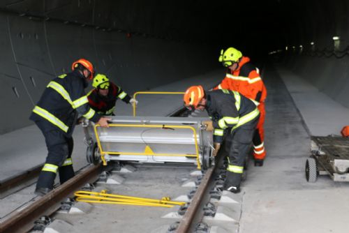 Foto: Jednotky IZS se připravují na otevření železničního tunelu u Ejpovic