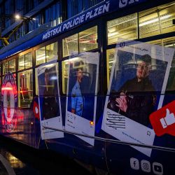 Jsme tu pro vás, naskočte k nám, láká tramvaj v barvách městské policie