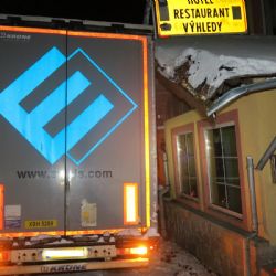 Kamion na Výhledech narazil do přístřešku hotelu
