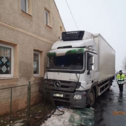 Kamion narazil v Tisové do mateřské školy