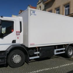 Kamion vjel na domažlické náměstí a poničil obrubníky