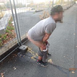 Když musíš, tak musíš, řekl muž a vykálel se před strážníky