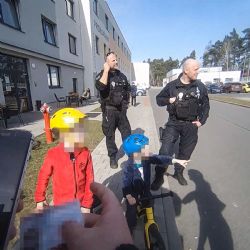 Kluci ujeli dědečkovi