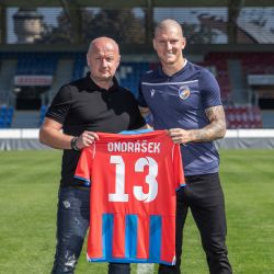 Kobra vyběhne na trávník s viktoriánskou třináctkou