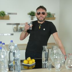 Kohoutková voda z Plzně má vynikající kvalitu, prokázal test pořadu A dost!
