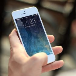 Kolik je hodin? ptal se v Doubravce chlapce. Pak mu sebral mobil