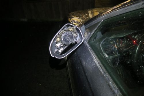 Foto: Koloběžkář u Trhanova narazil do auta a poškodil ho 