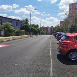 Komenského ulice na Lochotíně dostala nový asfaltový povrch