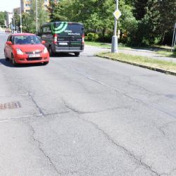 Komenského ulice na Lochotíně dostane nový asfaltový povrch