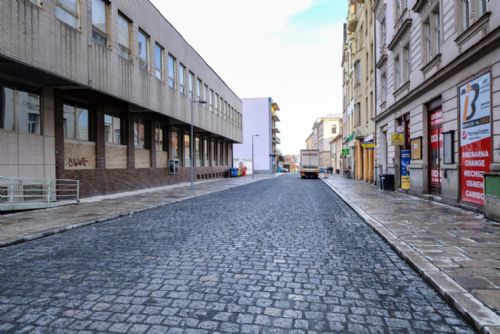 Foto: Končí uzavírka opravované Sedláčkovy ulice v centru Plzně, vrací se tam doprava