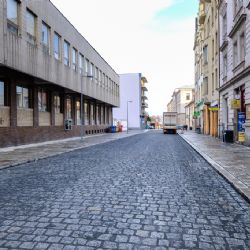 Končí uzavírka opravované Sedláčkovy ulice v centru Plzně, vrací se tam doprava