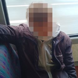 Kouřil na zastávce a cestoval MHD bez roušky