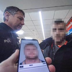 Kradl v obchodě a vydával se za svého bratra