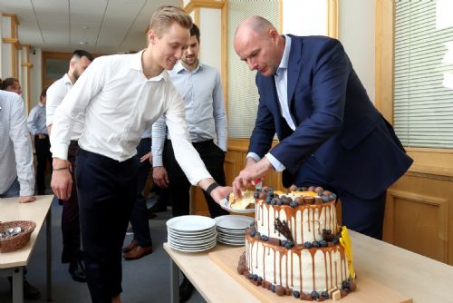 Foto: Kraj poděkoval mistrům. Házenkáři dostali dort