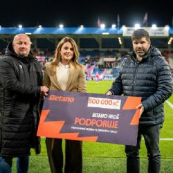 Kraj přijal na fotbale dar pro pěstounské rodiny