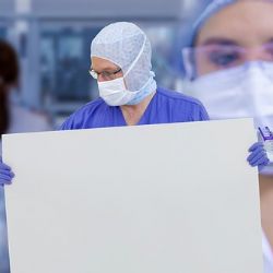 Kraj rozdává zdravotníkům ochranné obleky