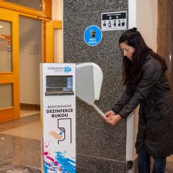 Krajský úřad má automat na roušky pro návštěvníky 
