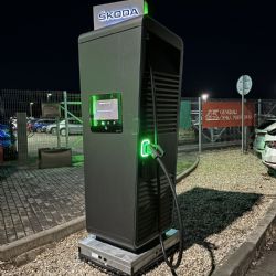 Langmatz CZ dodal zemní zásuvkovou skříň pro veřejnou dobíjecí stanici Alpitronic Hypercharger
