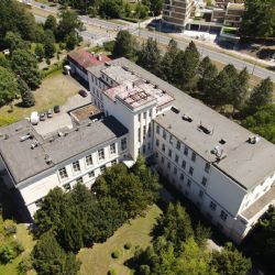 Lékařská fakulta si většinu nevyužitých budov ponechala a pronajímá je školám