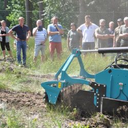 Lesní odborníci navštívili seminář s ukázkami školkařské techniky 